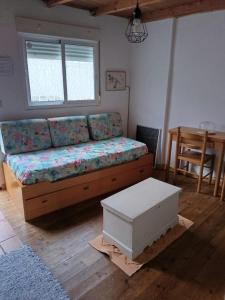 Casa rural con chimenea y vistas al lago, ideal para desconectar en invierno