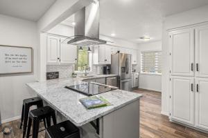 Modern 2BR Townhouse - Near Bike Trails & Golf