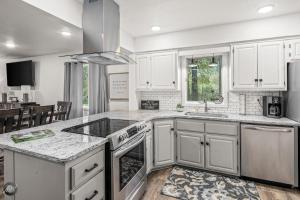Modern 2BR Townhouse - Near Bike Trails & Golf