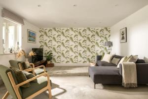 Modern Cotswolds lakeside retreat spa and pool