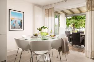 Modern Cotswolds lakeside retreat spa and pool