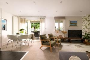 Modern Cotswolds lakeside retreat spa and pool