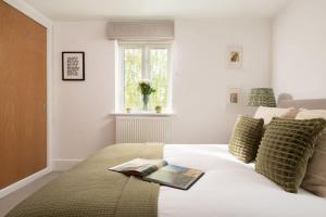 Modern Cotswolds lakeside retreat spa and pool