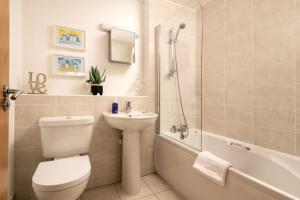 Modern Cotswolds lakeside retreat spa and pool