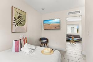 Byronessa Miami Beach
