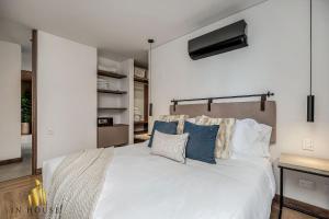 Morph 1202 - Stylish City Living: Modern Apt