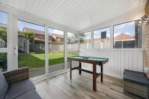 Stylish 4 Bed Trentham Retreat with Pool Table