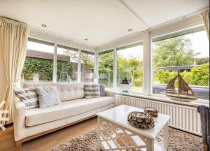 Vakantiebungalow in Riviera Maison stijl nabij zee en strand, bos en duin