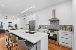 2 Bedroom 2 and a Half Bath Townhouse Stadium and Downtown Nearby