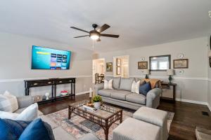 Decked Out Getaway Pine MTN Trail Pet Friendly