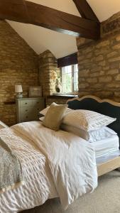 Entire Cotswolds barn retreat