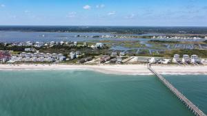 Ocean and Sound Views, Beach Access -Villa On The Blue