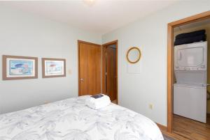 Ocean and Sound Views, Beach Access -Villa On The Blue