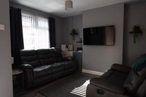 Caras Place , Falls Road