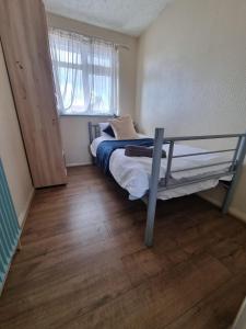 Room in Feltham, Heathrow, London