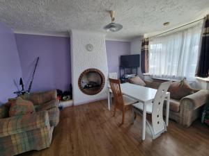 Room in Feltham, Heathrow, London