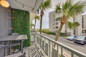 Steps to Sand Townhome with Balcony in Jax Beach!