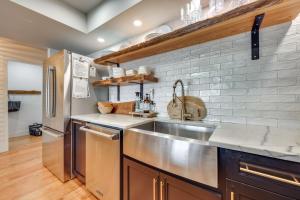 Steps to Sand Townhome with Balcony in Jax Beach!