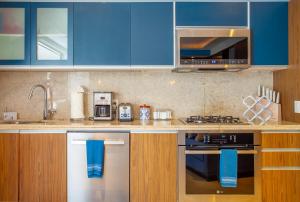 Sunny Studio in Romantic Zone, Steps to Beach