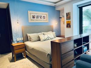 Sunny Studio in Romantic Zone, Steps to Beach