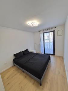 1 min from Paris metro, Quiet, 2 bedrooms & private parking