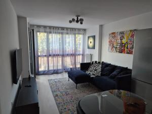 1 min from Paris metro, Quiet, 2 bedrooms & private parking