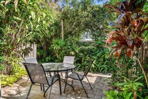 Peaceful Garden Escape - 2BR Noosaville Getaway