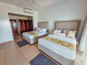 Spacious Penthouse with Stunning Beachfront Views 2