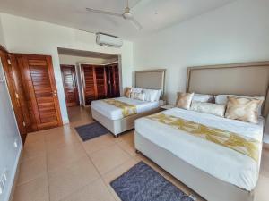 Spacious Penthouse with Stunning Beachfront Views 2