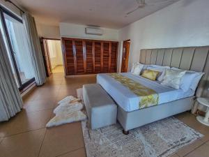 Spacious Penthouse with Stunning Beachfront Views 2