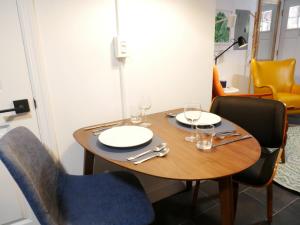 10 Minute walk to Light Rail