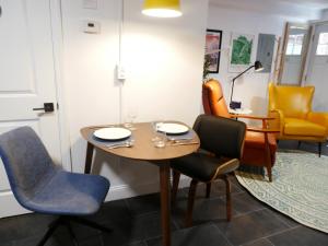 10 Minute walk to Light Rail