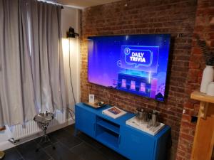 10 Minute walk to Light Rail