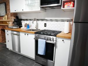 10 Minute walk to Light Rail