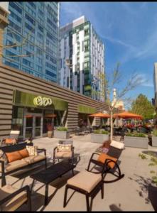 2 Bedroom Condo Cambridge With Balcony, Pool,Gym,Garage Parking