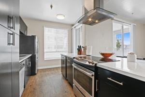 Spacious 3-Bedroom 3BTH Apt in Marina Del Rey! Pool, Hot Tub