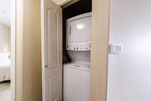 Spacious 3-Bedroom 3BTH Apt in Marina Del Rey! Pool, Hot Tub