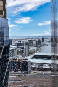 Family Friendly CBD Apartment next to Skybus with Pool Sauna Gym