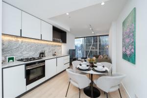 Family Friendly CBD Apartment next to Skybus with Pool Sauna Gym
