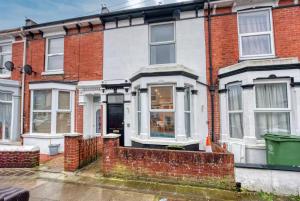 Aylesbury House 3 En-suite Bedrooms Parking Pets