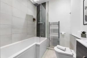 Aylesbury House 3 En-suite Bedrooms Parking Pets