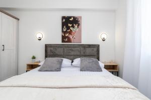 Apartments with parking space Trogir - 24927