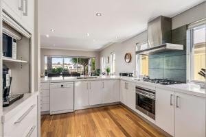 Two-Storey Lakeview Retreat at Dunsborough Lakes