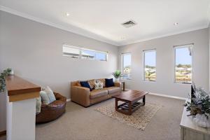 Two-Storey Lakeview Retreat at Dunsborough Lakes