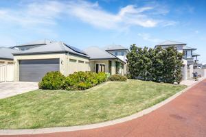 Two-Storey Lakeview Retreat at Dunsborough Lakes