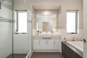 Two-Storey Lakeview Retreat at Dunsborough Lakes