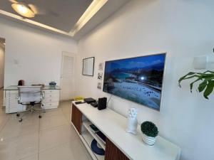 Praia de Copacabana a 600m, ótima localização