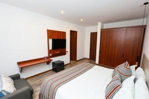 Executive King Suite with Balcony - Casa Pardo 3-3