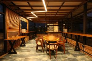 Executive King Suite with Balcony - Casa Pardo 3-3