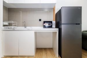 Spacious 2BR Apt Pools Beach Shuttle S6409